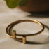 Pulsera aro dorado cerrado con cilindros