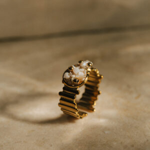 Anillo blanco y dorado texturizado