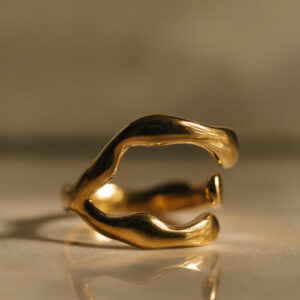 Anillo ondas doradas